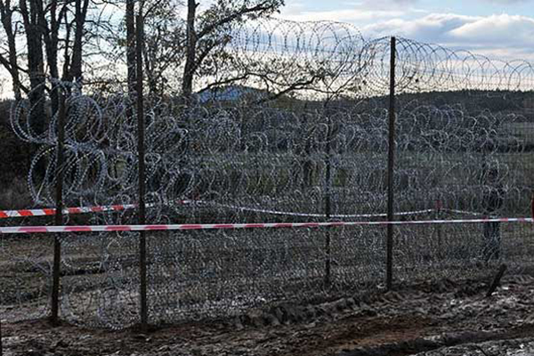 Bulgaristan sınıra çektiği tel örgüyü uzatıyor