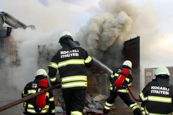 Kocaeli'de kimya deposu patladı