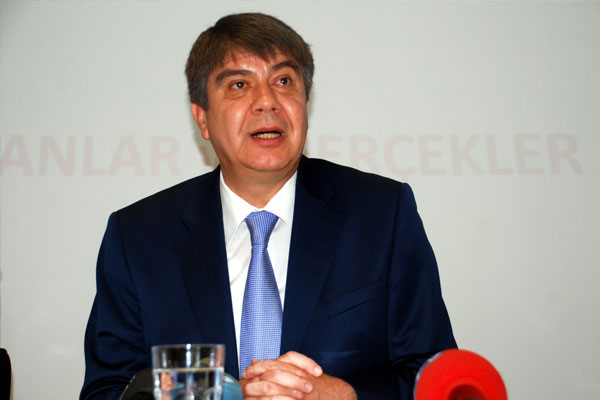 Menderes Türel kaza geçirdi