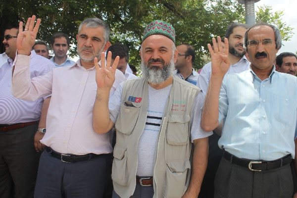 Cuma namazı çıkışı Mursi eylemi