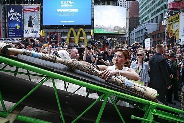 Times Meydanı'nda 1 ton fil dişi yok edildi