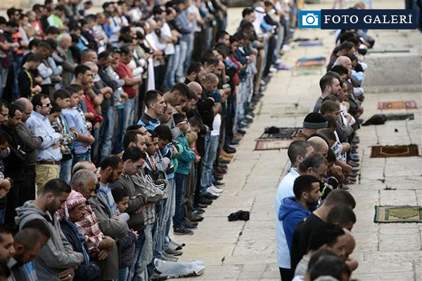 Mescid-i Aksa'da cuma namazı