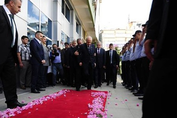 Devlet Bahçeli kırmızı halıya takıldı