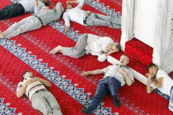 Camilerde önce namaz sonra uyku