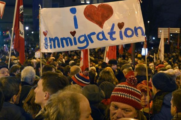 Almanya'da PEGIDA karşıtı gösteri