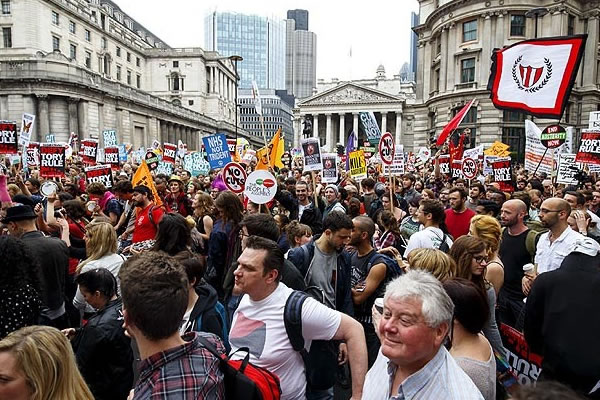 İngiltere'de protesto: Cameron'ı kesin