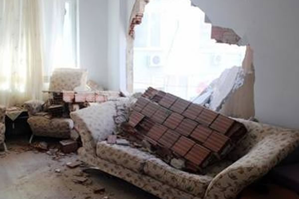 İş makinesi yanlış binayı yıktı