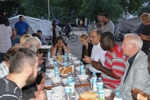 Avrupa Milli Görüş'ten mültecilere iftar