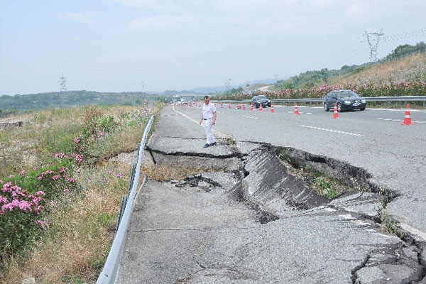 Otobanda heyelan tehlikesi