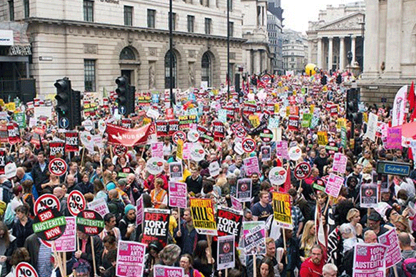 İngiltereliler kemer sıkmaya karşı yürüdü