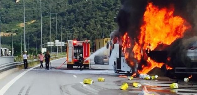 Tır yolcu otobüsüne çarptı