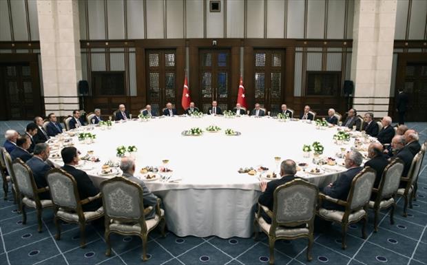 Erdoğan iftarda ilim adamlarını ağırladı