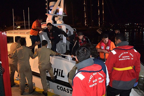 Suriyeli kaçakları taşıyan bot battı