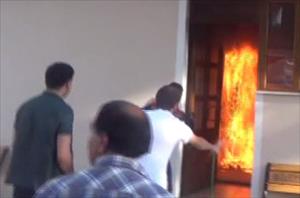 Camide üzerine benzin dökerek kendini yaktı