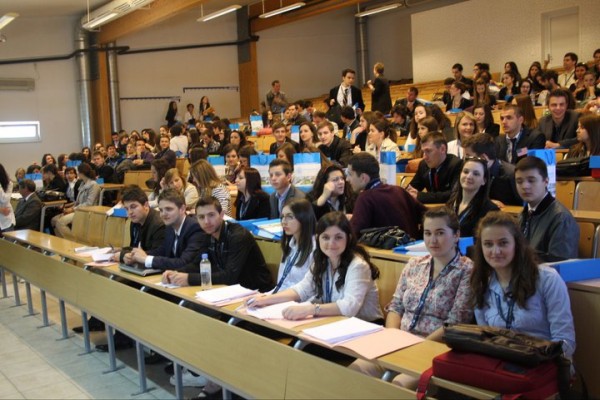 Öğrencilere 2 bin lira burs