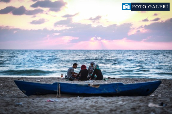 Gazze sahilinde iftar