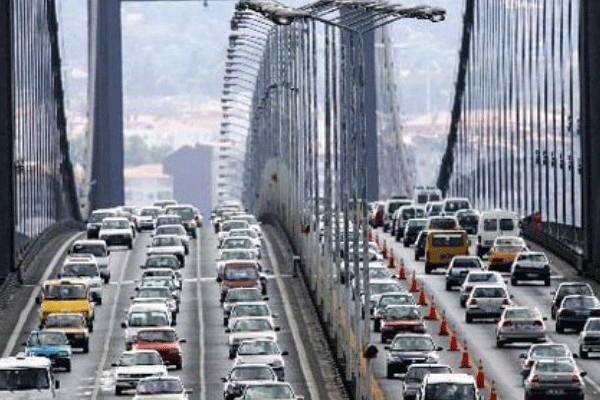Köprü ve otoyollar adeta para bastı