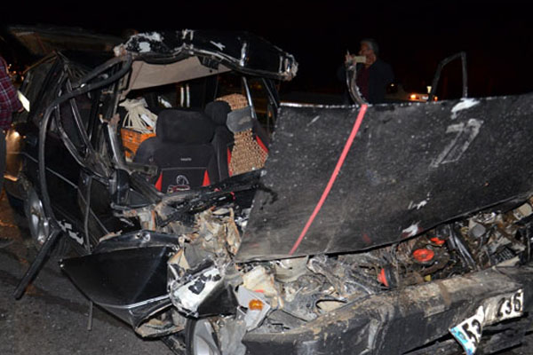 Sıkışan sürücüyü itfaiye kurtardı