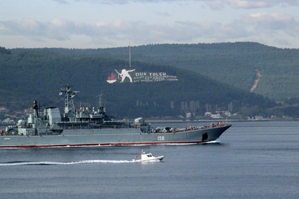 Rus savaş gemisi Boğaz’dan geçti