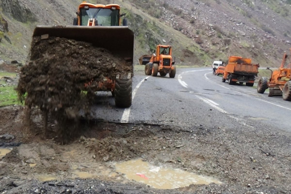 Hendekler kapatılıp, karayolu açıldı