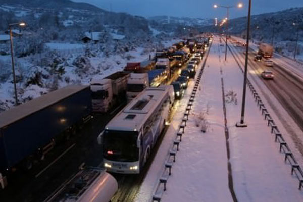 TEM otoyolunda kar engeli