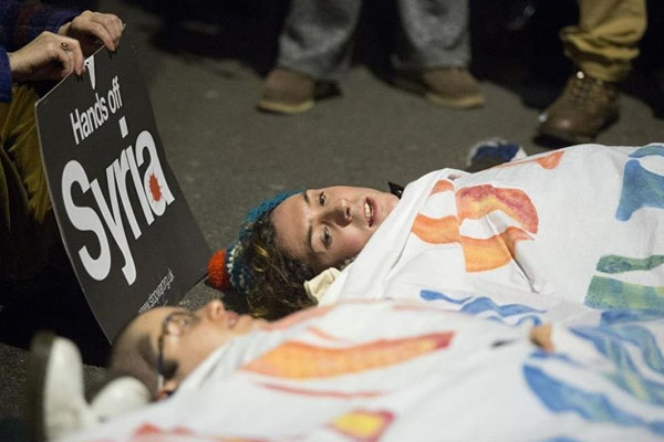 İngilizler tezkereyi protesto etti