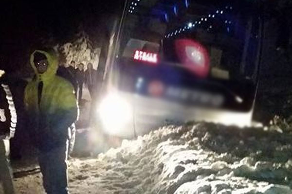 Otobüs kara saplandı