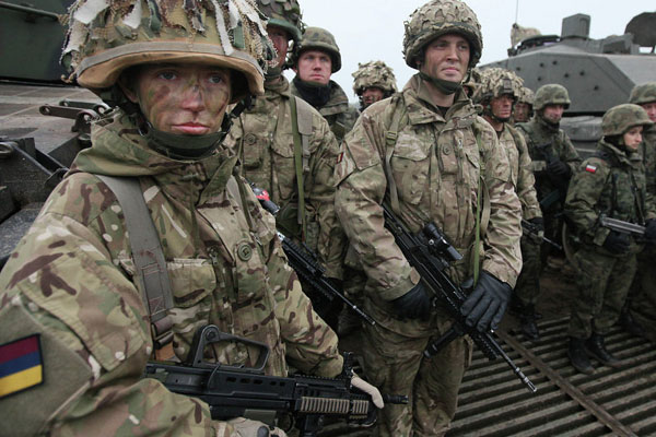 ABD'de kadın askerlere savaş yolu göründü