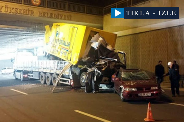 TIR’ın taşıdığı araçlar köprüye takıldı