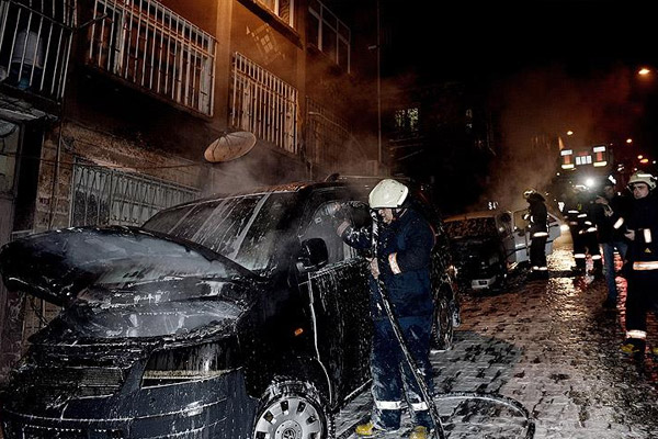 Beyoğlu'nda 6 aracı kundakladılar