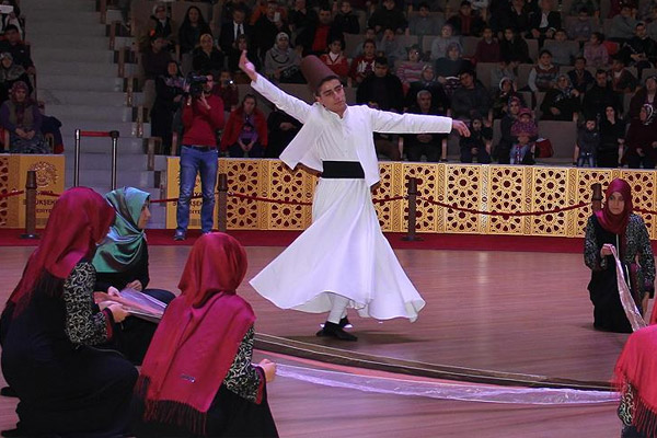 Engelli öğrencilerden sema gösterisi