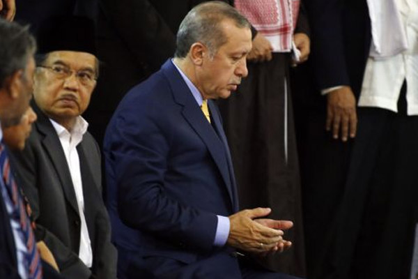 Erdoğan cuma namazını Akabe Camii’nde kıldı