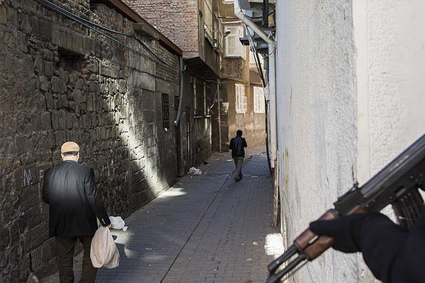 Sur'da vatandaşlara ekmek dağıtıldı