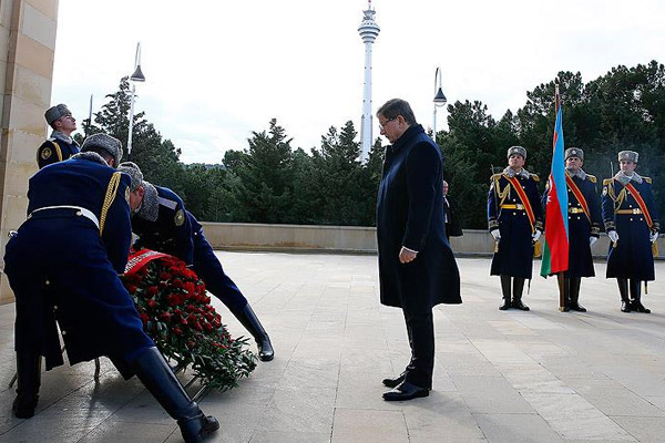 Davutoğlu Türk ve Azeri şehitliklerini ziyaret etti