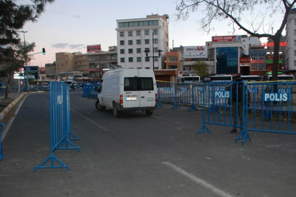 Diyarbakır’da polis helikopterine roketli saldırı