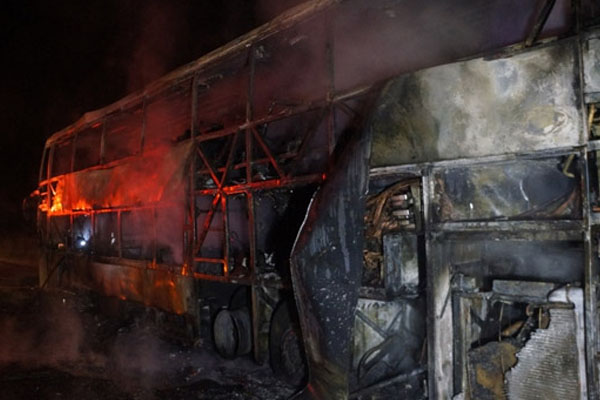 Seyir halindeki otobüs yandı