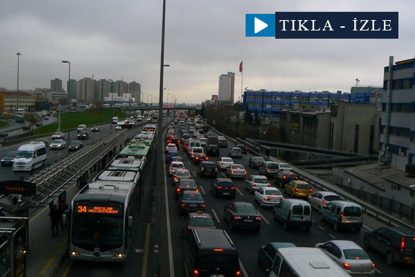 Metrobüs Durağı'nda kaza: 4 yaralı