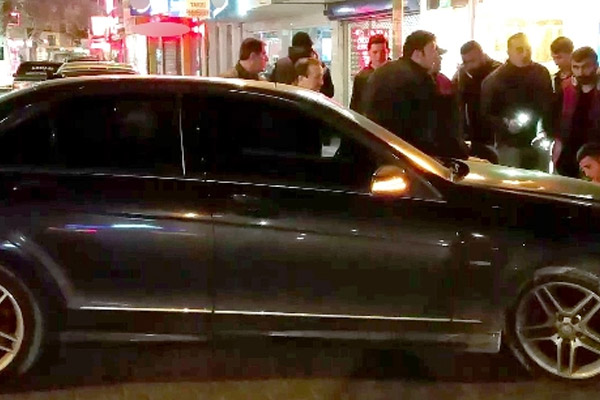 Kedi için lüks aracını söktürdü