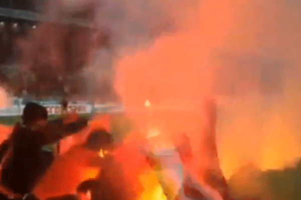 Taraftarlar Türk bayrağını yaktı