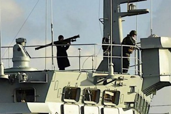 Rus gemisi İstanbul Boğazı'ndan geçerken füze gösterdi