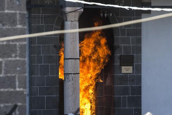 Diyarbakır'da tarihi cami yakıldı