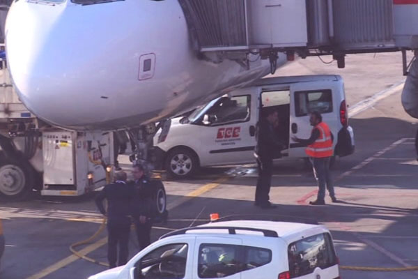 Atatürk Havalimanı'nda araç uçağa çarptı