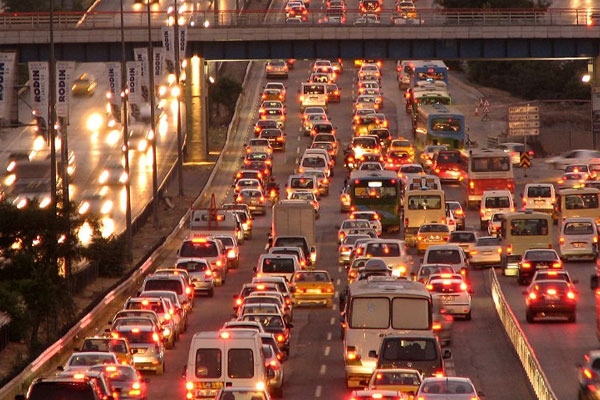 TEM İstanbul yönü ulaşıma kapandı