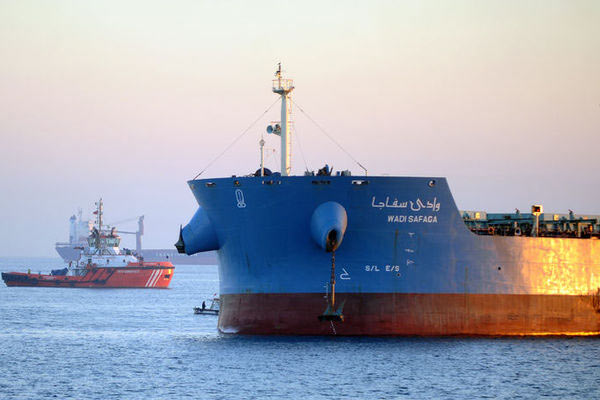 İstanbul Boğazı'nda yük gemisi karaya oturdu