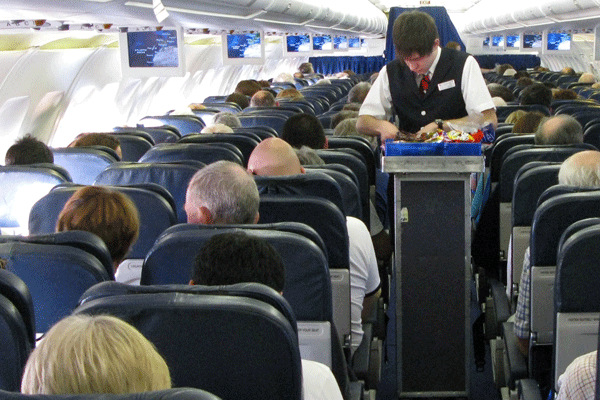 Dua eden Müslüman genç uçaktan indirildi