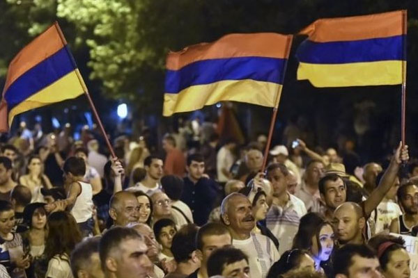 Erivan'da referandum sonrası halk sokakta