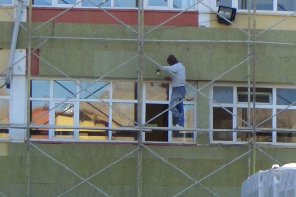 Okullardaki çatışma izleri siliniyor