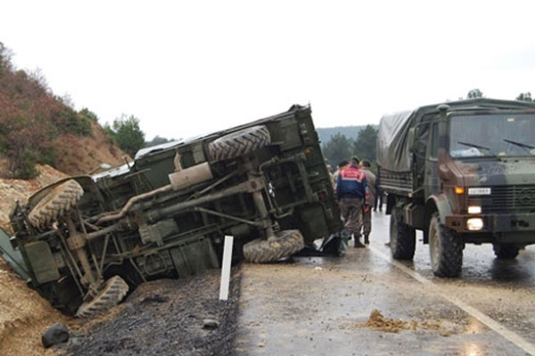 Askeri araç devrildi: 10 yaralı