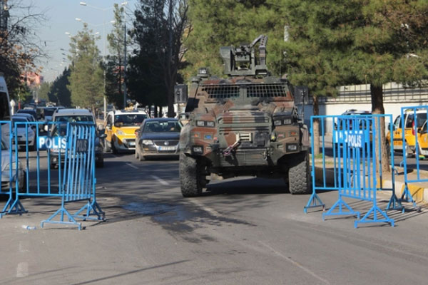 Sur’da yasak devam ediyor