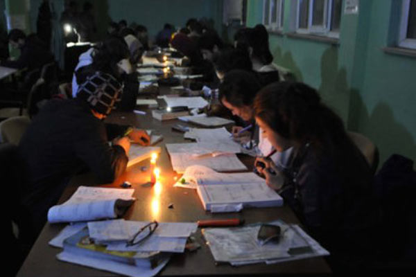 Mum ışığında sınava hazırlanıyorlar
